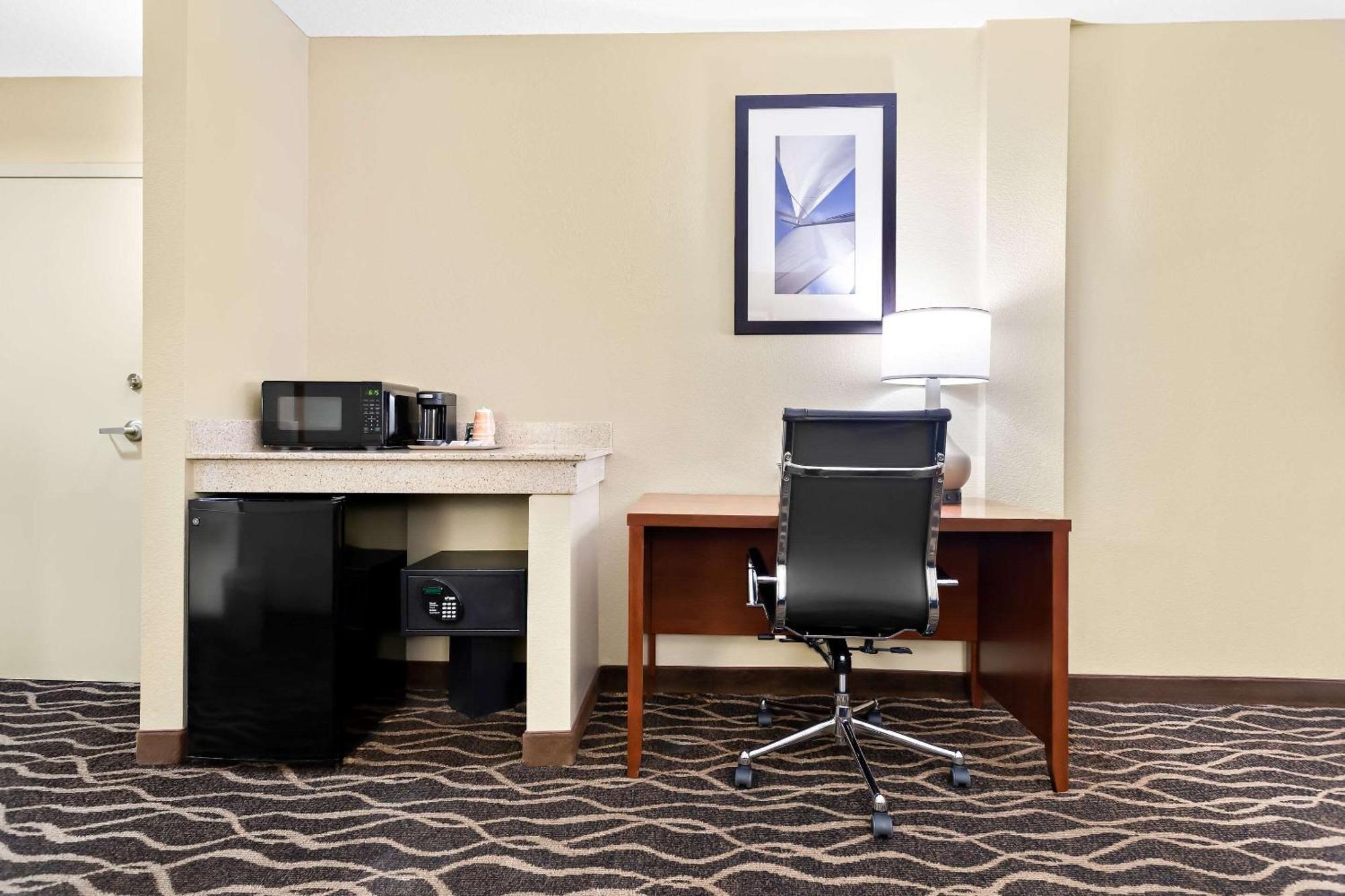 คอมฟอร์ต สวีท แทมป้า แอร์พอร์ต นอร์ท Hotel แทมปา ภายนอก รูปภาพ